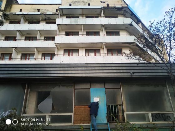 Нежилое здание общей площадью 4269.3 м², кадастровый номер 90:12:030102:447, с земельным участком общей площадью 1883 +/- 15 м², кадастровый номер 90:12:030102:6011, категория земель: земли населённых пунктов, вид разрешенного использования: Гостиничное обслуживание, на котором расположено данное здание по адресу: Республика Крым, Симферопольский район, с/п Николаевское,  пгт. Николаевка, ул. Южная, 36