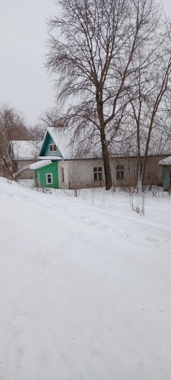 Нежилое здание с земельным участком