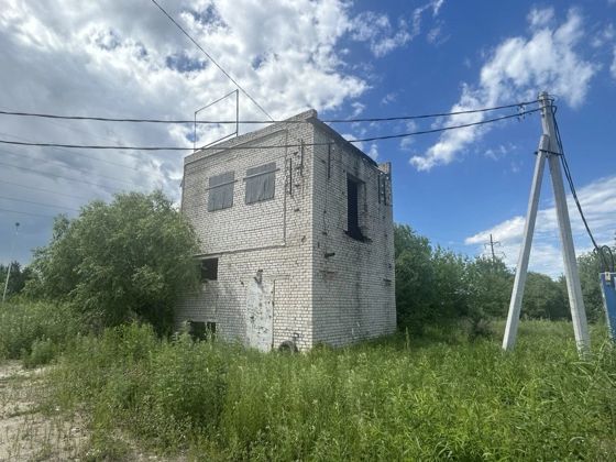 Здание (объект незавершенного строительства), площадью 72,6 кв.м, степень готовности 71%, кадастровый номер 28:01:020490:355, по адресу: г. Благовещенск, квартал 490. Продажа объекта осуществляется одновременно с отчуждением земельного участка, кадастровый номер 28:01:020490:358, общая площадь 84 кв.м,  разрешенное использование: предоставление коммунальных услуг. Рыночная стоимость земельного участка – 151 580 руб. подлежит оплате в соответствии с условиями договора купли-продажи.