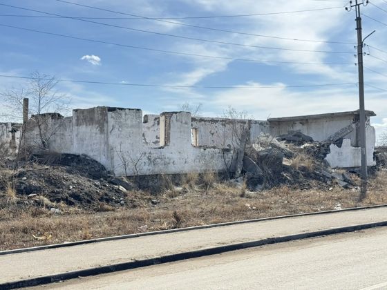 Нежилое здание, нежилое здание, земельный участок