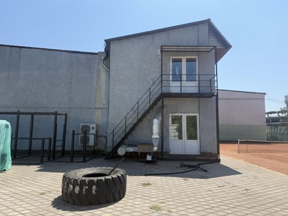 часть здания с кадастровым номером 90:19:010110:810 площадью 479,6 кв.м, расположенного по адресу: Республика Крым, г. Керчь, ул. Мирошника, д.1-Б