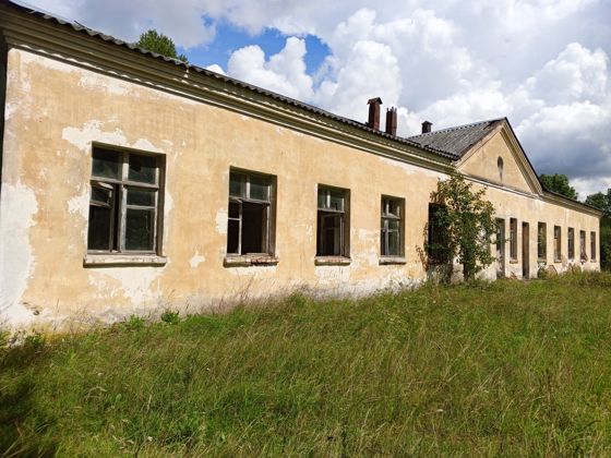 Нежилое здание (бывшее инфекционное отделение больницы) с земельным участком