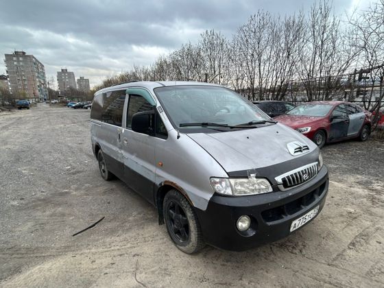 Автомобиль марки «HYUNDAI STAREX» (Хьюндай Старекс), темно-серого цвета, государственный регистрационный знак А775ТС51, 2002 года выпуска. VIN: KMHWP81HP2U462398.