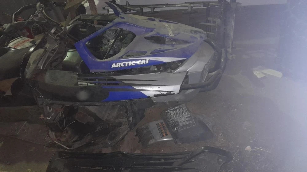 СНЕГОХОД BEARCAT 570 XT Инвентарный номер: 4101251418       Год выпуска: 2008 Заводской № машины (рамы): 4UF09SNW89T122334 Двигатель № А56-803957 Коробка передач №: сведения отсутствуют Основной ведущий мост (мосты) №: сведения отсутствуют Цвет: голубой Вид движителя: гусеничный Мощность двигателя, кВт (л.с.): 45.97 кВт (62.5 л.с.)
