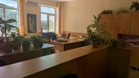 Право пользования на условиях аренды офисными помещениями , общей площадью 151,0 кв. м., расположенными на втором этаже нежилого здания, по адресу: Республика Крым, Ленинский район, с. Семисотка, пер. Школьный, д. 3