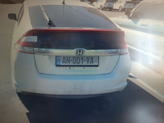 Автомобиль HONDA INSIGHT, 2009 года выпуска, г/н в Грузии AN001YA, VIN: JHMZE2H79CS001029, цвет кузова – белый.