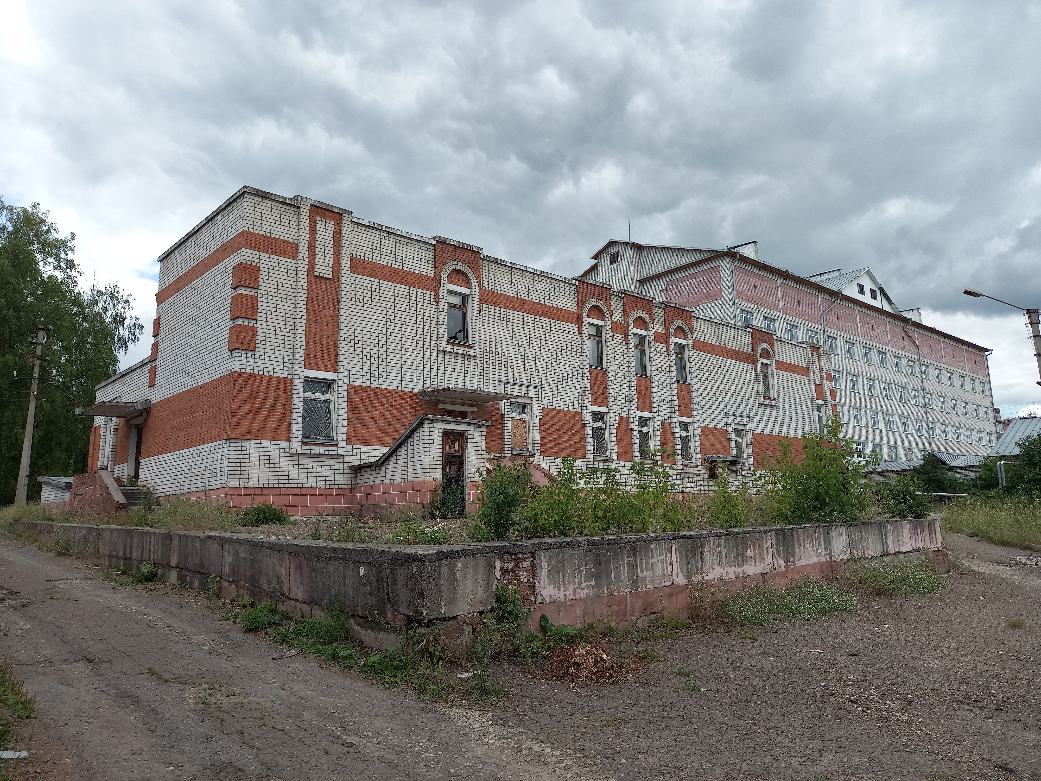 Земельный участок, категория земель - земли населенных пунктов, вид разрешенного использования - деловое управление, площадь - 2 137 кв. м, кадастровый номер 12:14:3701003:93, с расположенным на нем объектом недвижимости: здание, назначение - нежилое, площадь - 959 кв. м, 3-этажное (в том числе подземных - 1), кадастровый номер 12:14:3701003:112, местоположение: Республика Марий Эл, Звениговский район, пгт Красногорский, ул. Госпитальная, д. 22.