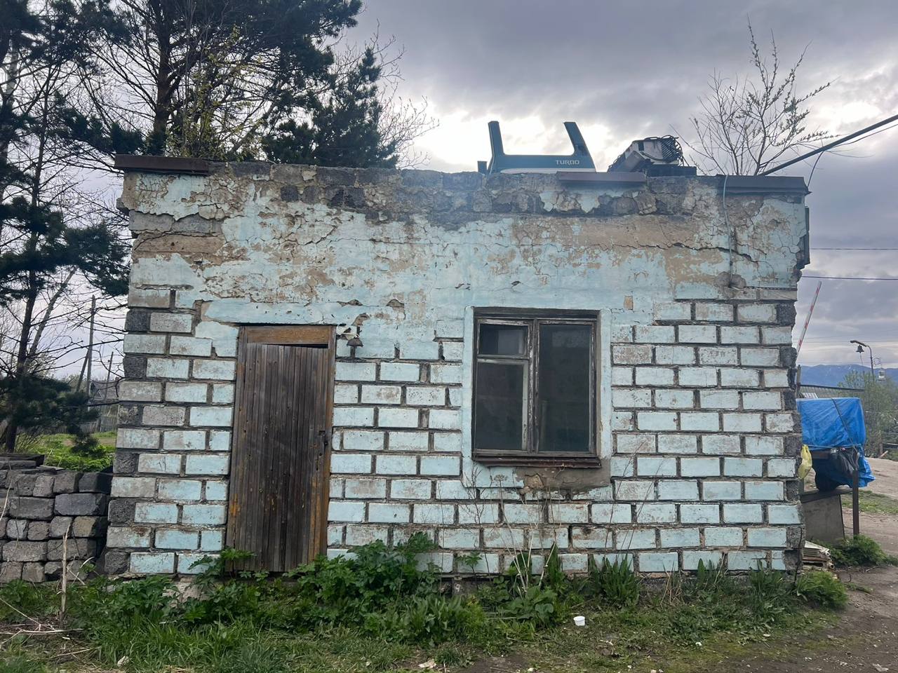 Комплекс им-ва, Местопол: Сахалинская область, р-н. Александровск-Сахалинский, г. Александровск-Сахалинский, ул. Осоавиахимовская, д. 60.(д. 60): 1. ЗУ Пл. 7599 +/- 5 кв.м., 2. Зд. (Гараж-мастерские) Пл. 1059 кв. м., 3. Зд. (Котельная) Пл. 197.6 кв. м., 4. Зд. (Административно-производственное здание) Пл. 162.3 кв. м., 5. Зд. (Диспетчерская) Пл. 33 кв. м., 6. Зд. (Склад ГСМ) Пл. 66.4 кв. м. (подробное описание лота в Информационном сообщении)