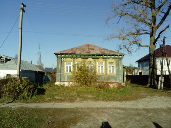 Здание с земельным участком