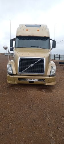 Грузовой тягач седельный: ВОЛЬВО; VNL64T670; 2005 г.в., г/н О648ВМ75; цвет Золотистый, VIN:4V4NC9TH65N375716, Номер шасси(рамы): 5N375716. У ТС частичное повреждение переднего бампера, на переднем крыле с правой стороны установлено дополнительное зеркало заднего вида.