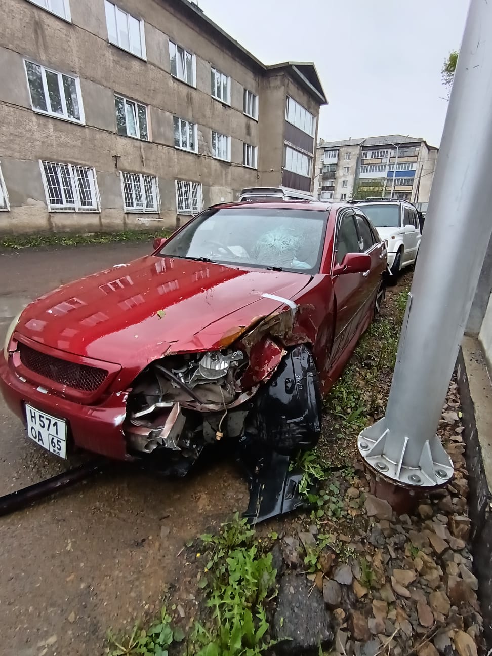 автомобиль Toyota Mark II, г/в 2003, г/н Н571ОА, № кузова (прицепа) GX1156012889, бордового цвета, в нерабочем состоянии. Место нахождения: Сахалинская область, пгт. Тымовское, ул. Первомайская 3. Должник: Азимова Х.М. Обременение: арест, залог.