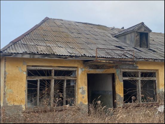 Нежилое административное здание (магазин - чайная) общей площадью 327,5 кв.м., с кадастровым номером 74:41:0000000:2601, по адресу: Челябинская область, г. Озерск, территория в/ч 14078