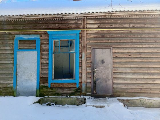 здание, сарай и земельный участок