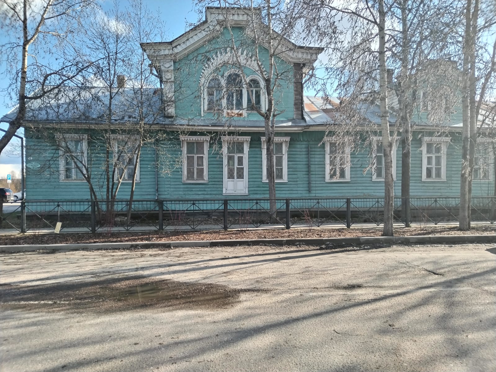 Вельская межрайонная станция переливания крови, расположенная по адресу: Российская Федерация, Архангельская область, муниципальный округ Вельский, город Вельск, улица Карпеченко, дом 2, кадастровый номер 29:01:190101:59, является неиспользуемым объектом культурного наследия (памятником истории и культуры) народов Российской Федерации, за регистрационным номером 292111348650004, находящимся в неудовлетворительном состоянии