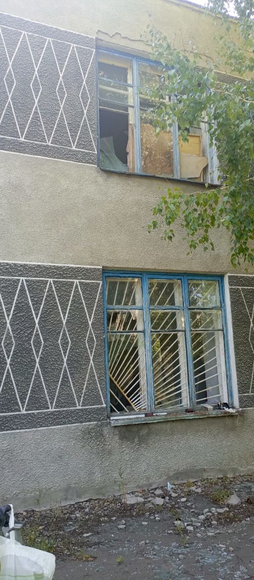 Нежилое здание общая площадь 1067,7 кв.м., этажность 2, кадастровый № 22:40:060336:33 и земельный участок площадью 5539 кв.м. кадастровый номер № 22:40:060336:15