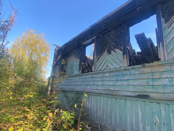 Здание: детский сад., нежилое, площадью: 159,9 кв.м., расположенное по адресу: Российская Федерация, Ленинградская область, Подпорожский муниципальный район, Важинское городское поселение, г.п. Важины, ул. Советская, дом 14, кадастровый номер: 47:05:0201001:402, с земельным участком под индивидуальную жилую застройку, площадью: 975 кв.м., с кадастровым номером: 47:05:0202001:923.