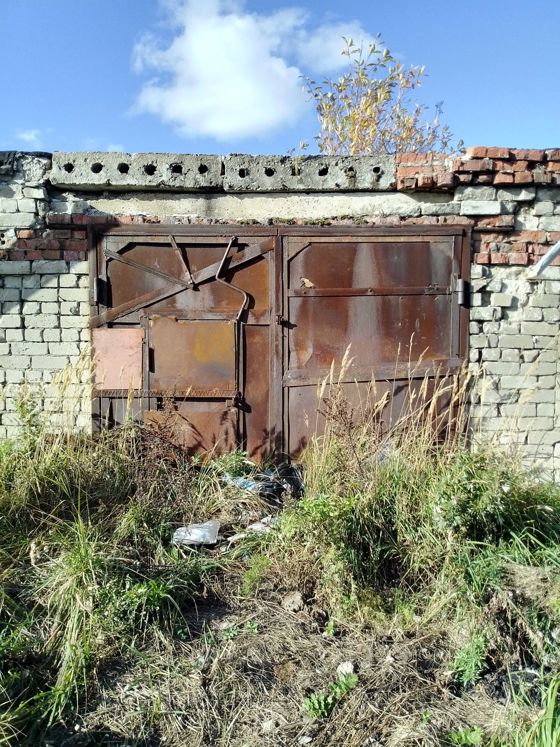 Нежилое здание гаража площадью 23,6 кв.м с земельным участком площадью 27 кв.м