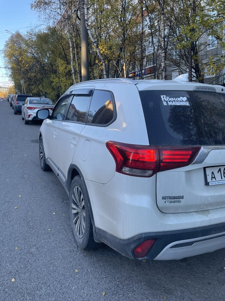 Автомобиль Mitsubishi Outlander, г.в. 2018, VIN Z8TXTGF2WKM001860, цвет белый, ключи и документы не изымались. Работоспособность не проверялась. Расположенный по адресу: г. Мурманск, ул. Морская, д. 5. Заложенное имущество продается в пользу третьих лиц. При приобретении данного имущества на нового собственника переходят обязанности по договору займа в пользу залогодержателя. Должник Жирит Н.В.