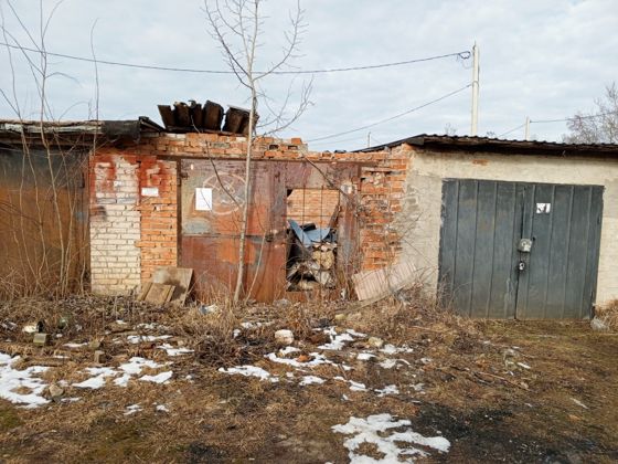 Нежилое здание (гараж) общей площадью 20,4 кв. м (кадастровый номер 53:23:0000000:6026), расположенное по адресу: Российская Федерация, Новгородская область, городской округ Великий Новгород, город Великий Новгород, территория ГСК Искра, гараж 338, с земельным участком площадью 22 кв. м (кадастровый номер 53:23:8423302:338), расположенным по адресу: Российская Федерация, Новгородская область, городской округ Великий Новгород, город Великий Новгород, территория ГСК Искра,  земельный участок 338.