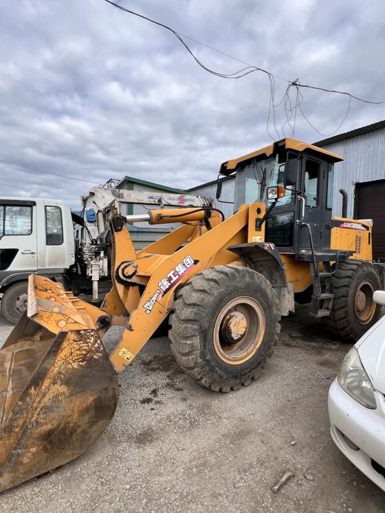 Фронтальный погрузчик XCMG LW 300F, 2011 г.в., г/н 5199РА14, желто-черного цвета, заводской номер машины: 1300F0113551, мощность двигателя 92 кВт, номер двигателя: BB6G3B03360, дата выдачи тех.паспорта 18.10.2011. Местонахождение: РС(Я). Собственник ГУП ЖКХ РС(Я).