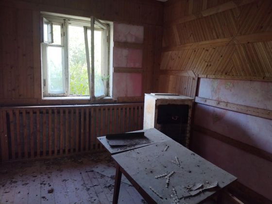 Наименование: здание конторы, назначение нежилое, год завершения строительства: 1980, площадью 139,5 кв.м, кадастровый номер 40:02:040400:143, местоположение: Российская Федерация, Калужская область, м.о. Барятинский, д. Плетни, ул. Молодежная, д. 42,  с земельным участком с кадастровым номером 40:02:040400:144, площадью 700 +/- 9 кв.м, категория земель: земли населенных пунктов, вид разрешенного использования:  деловое управление.