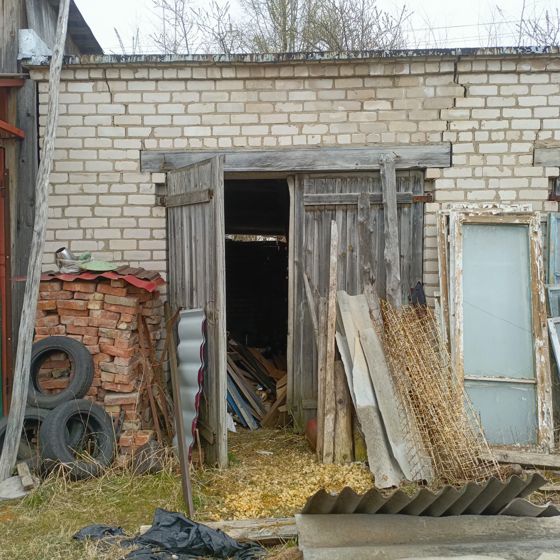 Нежилое здание (гараж) с земельным участком