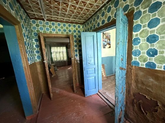Недвижимое имущество выставляется единым лотом, в составе которого: - Недвижимое имущество – нежилое здание площадью 131,3 кв.м., Количество этажей, в том числе подземных этажей: 1, в том числе подземных 0. Кадастровый № 46:17:091707:131;Земельный участок из категории земель населенных пунктов, вид разрешенного использования: для производственных целей, площадью 1440 кв.м., кадастровый номер 46:17:091301:1.