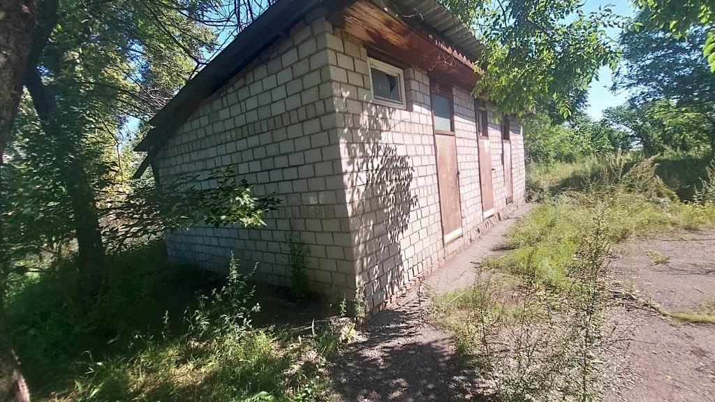 Недвижимое имущество, состоящее из:  Земельного участка с кадастровым номером 19:02:010801:86, площадью 9999,1 кв.м., расположенного по адресу: Республика Хакасия, г. Черногорск, р.п. Пригорск, с расположенными на нем  объектами недвижимого имущества: 1. Нежилое 3-х этажное здание, кадастровый номер 19:02:010801:1692, пл. 2800,6 кв.м., литера А, адрес: РХ, г. Черногорск, р.п. Пригорск, д. 1Б, Литера А; 2. Нежилое 1-е здание, кадастровый номер 19:02:010801:1696, пл. 40,6 кв.м., литера Б.