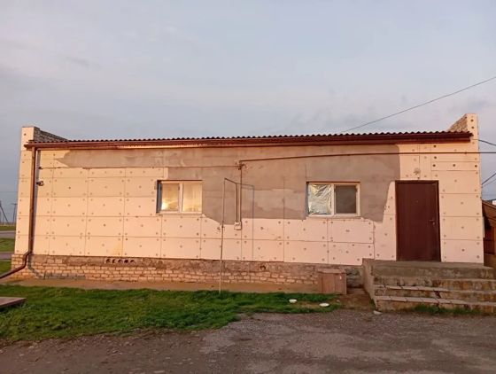 Кафе «Дорожное» площадью 267,8 кв. м, количество этажей - 1 (в том числе подземных - 1), назначение - нежилое, кадастровый номер 08:02:180108:57; право аренды на земельный участок общей площадью  259 кв.м., категория земель – земли населенных пунктов, вид разрешенного использования – общественное питание, кадастровый номер – 08:02:180108:7, местонахождение: Республика Калмыкия, Ики-Бурульский район, пос. Ики-Бурул, ул. Микрорайон, д. 18Б.