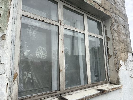 Квартира, назначение: жилое, этаж 1, площадь 27,6 кв.м., к/н 75:24:240211:172, по адресу: Забайкальский край, р-н. Шилкинский, г. Шилка, ул. Чкалова, д. 9б, кв. 10. Входная дверь деревянная обшита материалам эко - кожа цвет коричневый в удовлетворительном состоянии. В квартире имеются два деревянных окна.