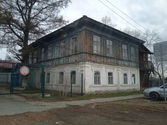 Нежилое здание на земельном участке. Адрес (местонахождение) объекта: Российская Федерация, Свердловская область, Красноуфимск городской округ, город Красноуфимск, ул. Кирова, №96