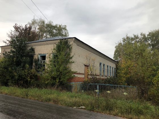 Здание школы, назначение: нежилое, площадь 342,7 кв.м., кадастровый номер 48:08:0000000:1800; здание котельной, назначение: нежилое, площадь 59,7 кв.м, кадастровый номер 48:08:2020105:39; здание мастерской, назначение: нежилое, площадь 45,1 кв.м., кадастровый номер 48:08:0000000:2822, с одновременным отчуждением земельного участка площадью 4881 кв.м. кадастровый номер 48:08:0830121:11, категория земель – земли населенных пунктов, разрешенное использование – для размещения объектов образования