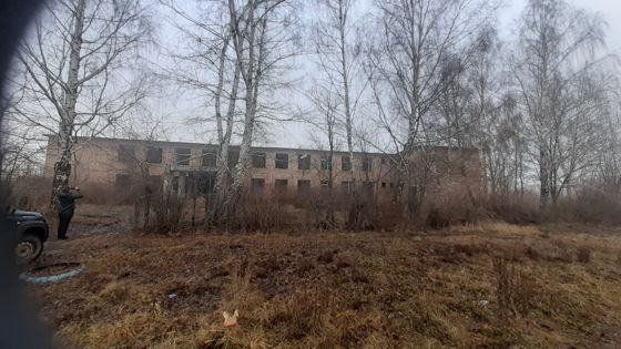Здание, назначение: нежилое, с земельным участком