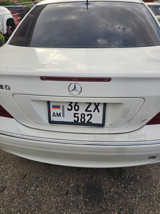 Автомобиль Мерседес Бенц С 240, рег.номер Р. Армения 36 ZX 582 белого цвета. Документы отсутствуют.