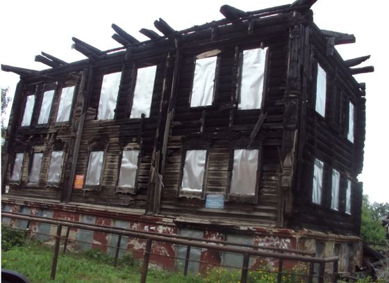 Нежилое здание площадью 318,6 кв. м, расположенное по адресу: Томская область, г. Томск, ул. Мельничная, д. 31, с отчуждаемым земельным участком площадью 957,0 кв. м, занимаемым указанным зданием и необходимым для его эксплуатации, расположенным по адресу: Российская Федерация, Город Томск, Томск город, Мельничная улица, 31