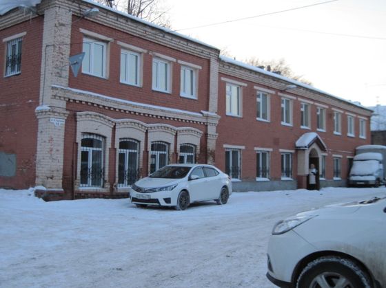 Нежилое здание площадью 672,0 кв. м, расположенное по адресу: Томская область, г. Томск, ул. Большая Подгорная, д. 13, с отчуждаемым земельным участком площадью 833,0 кв. м, занимаемым указанным зданием и необходимым для его использования, местоположение участка установлено относительно ориентира, расположенного в границах участка. Почтовый адрес ориентира: Томская обл., г. Томск, ул. Большая Подгорная, 13