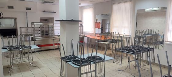 Лот № 1 помещение № 114 на первом этаже здания БИ, общей площадью 107,9 кв. м, набор мебели и оборудования. Имущество находится в хорошем состоянии.