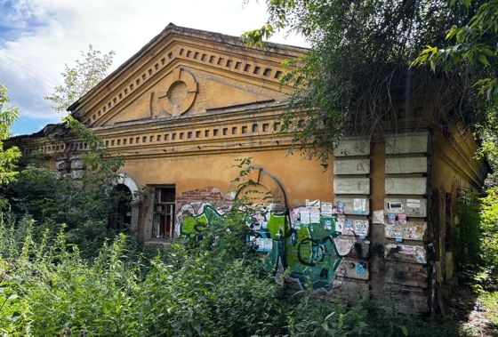 Продажа находящегося в федеральной собственности объекта недвижимого имущества площадью 562 кв. м (кадастровый номер 74:36:0408004:37), являющегося объектом культурного наследия регионального значения, находящимся в неудовлетворительном состоянии, по адресу: Челябинская обл., г. Челябинск, ул. Свободы, д. 165, с одновременным предоставлением в аренду земельного участка площадью 1 488 кв. м (кадастровый номер 74:36:0000000:68320), на котором расположен такой объект.
