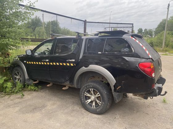 Транспортное средство Mitsubishi L200 2.5, 2012 года выпуска, цвет – черный, VIN MMCJNKB40CDZ27394, государственный номер К460ТТ29. Состояние ТС: ржавчина по всему кузову, повреждения ЛКП, отсутствует заднее стекло, повржедны два расширителя колесных арок, подкапотное пространство проверено.
