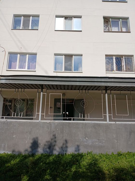 Нежилое помещение площадью 56,0 кв. м с кадастровым номером 66:36:0103014:3036, расположенное на первом этаже многоквартирного дома по адресу: Свердловская область, г. Верхняя Пышма, пр-кт Успенский, д. 48