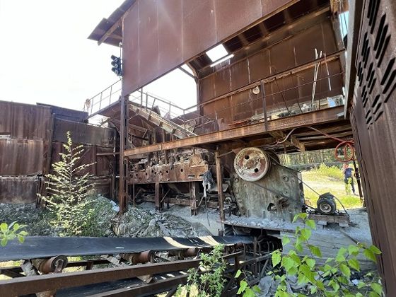 Дробильное оборудование (дробильная установка): стационарный объект, установка, дробильное оборудование, не самоходное, не передвижное, расположенное на земельном участке с кадастровым номером 74:27:0000000:1885, по адресу: г.Верхний Уфалей, проезд Промышленный, 1