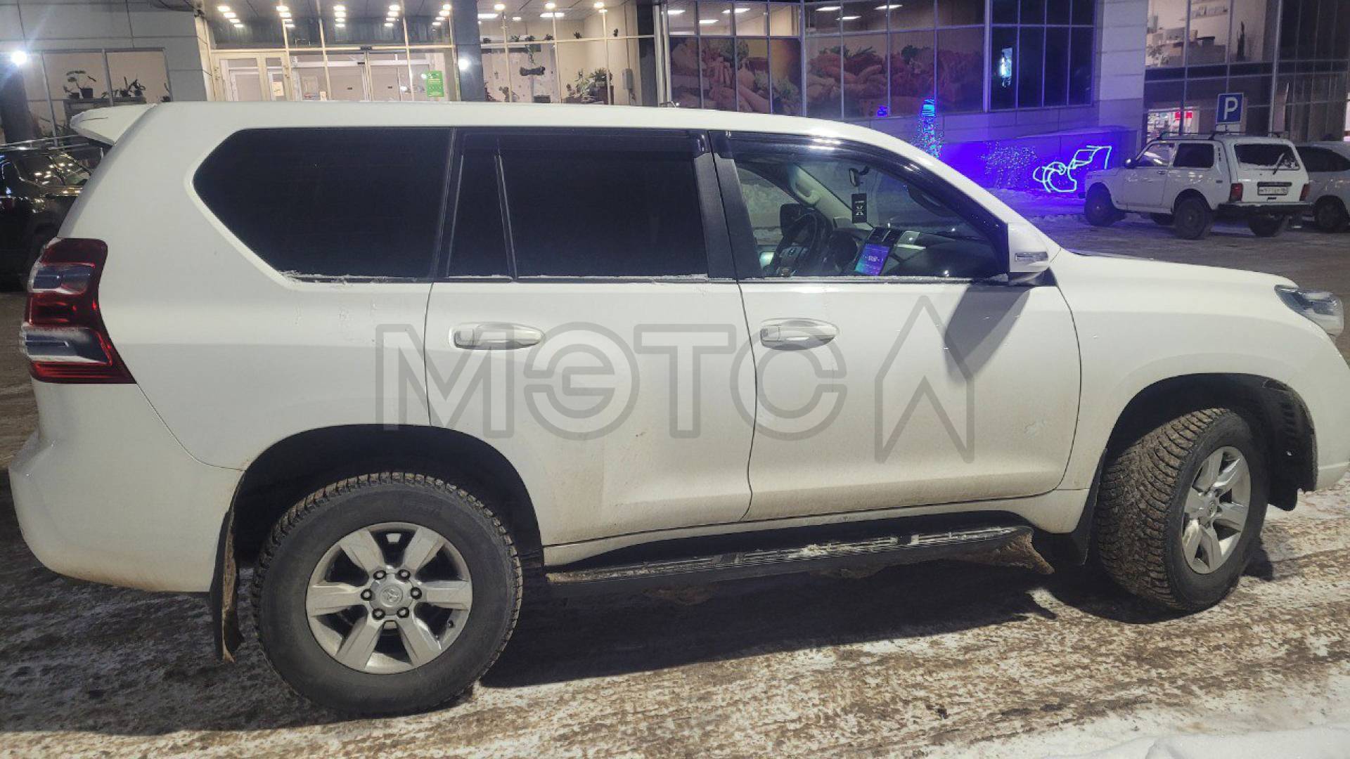 Легковой автомобиль, марка: Toyota, модель: Land Cruiser Prado, год изготовления: 2014, цвет: белый, VIN: RUTBX8FJ9F0021989, ПТС: 25ОЕ108700, г/н: Р875МН46, тип двигателя: бензиновый, мощность двигателя, л. с. (кВт): 163,2, рабочий объем двигателя, куб. см: 2694, разрешенная максимальная масса 2850 кг, масса без нагрузки 2135 кг, вид собственности: совместно нажитое имущество.
Автомобиль нуждается в техническом обслуживании и ремонте. Имеются сколы и царапины из-за длительной эксплуатации, в час