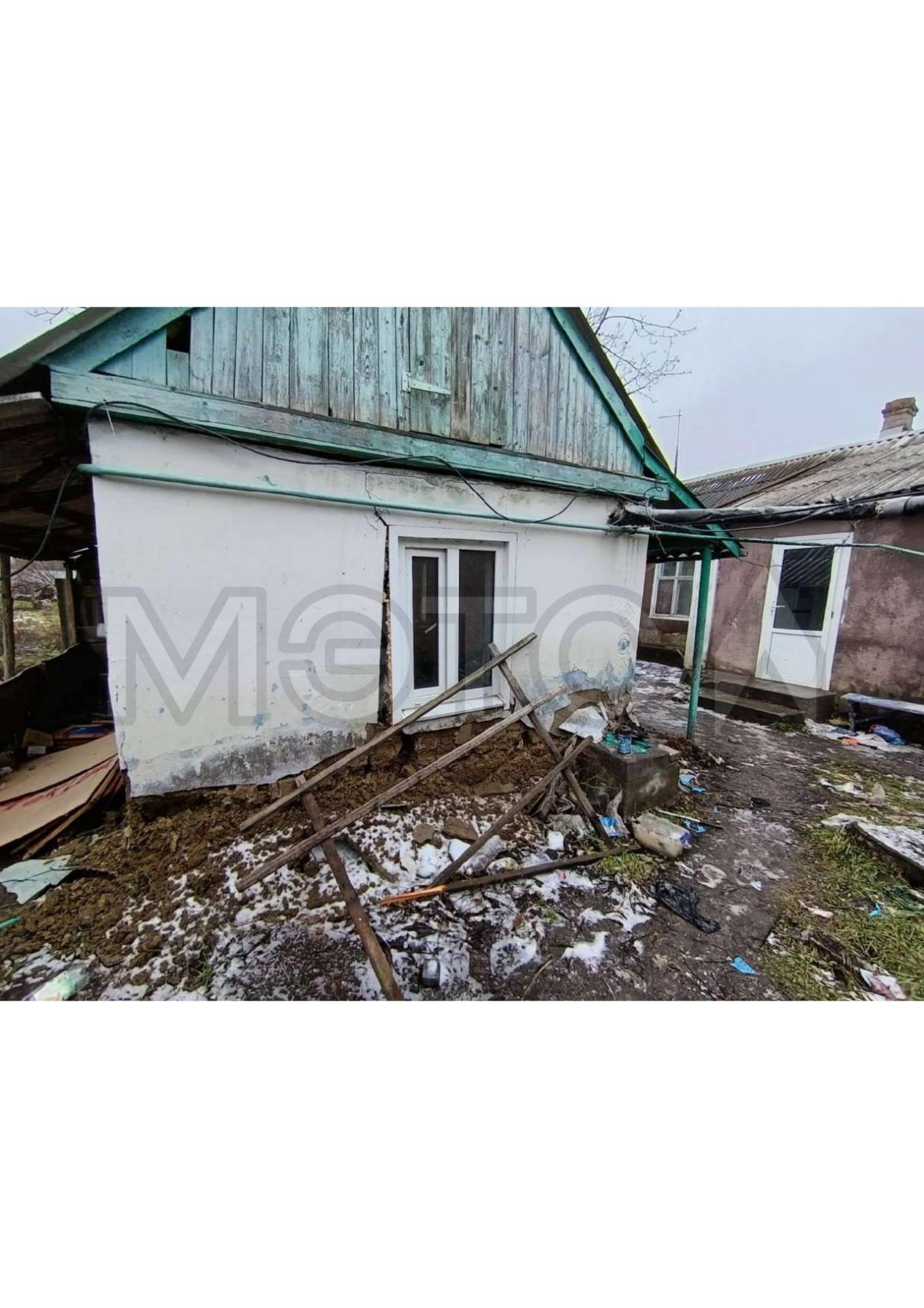 1/5 доля в праве на жилое здание,
площадь: 37кв.м., кадастровый номер:
26:35:110909:152 и 1/5 доля в праве на
земельный участок , площадь: 1 310кв.м.,
категория земель: Земли населенных
пунктов, разрешенное использование:
Для ведения личного подсобного
хозяйства, кадастровый номер:
26:35:110909:7, Адрес (местоположение):
Ставропольский край, р-н Кировский, ст-
ца Советская, ул Пролетарская, д 23
В имуществе имеются доли,
принадлежащие несовершеннолетним
сособственникам.
Ограничение прав и обреме