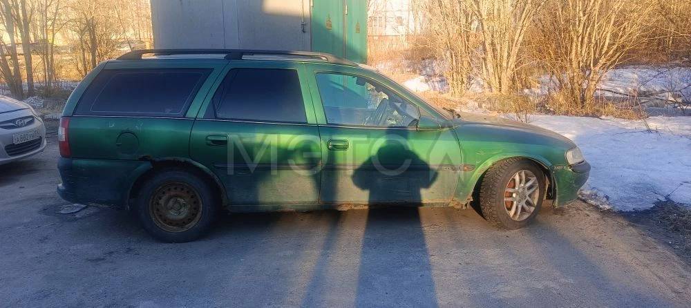 Транспортное средство - Легковой автомобиль, марка: OPEL, модель: VECTRA CARAVAN, 1997 года выпуска, VIN: W0L000031V7094906, грз: Р244ЕМ51, модель, номер двигателя: X16XEL 20822125, мощность двигателя: 100 л.с., рабочий объем двигателя: 1598 куб.см., шасси (рама): отсутствует, номер кузова: W0L000031V7094906, цвет кузова: зеленый. Привод: задний. КПП: механическая. Характеристика: требуется ремонт кузова, имеются значительные повреждения в виде коррозии. Кондиционер отсутствует. У двигателя пове