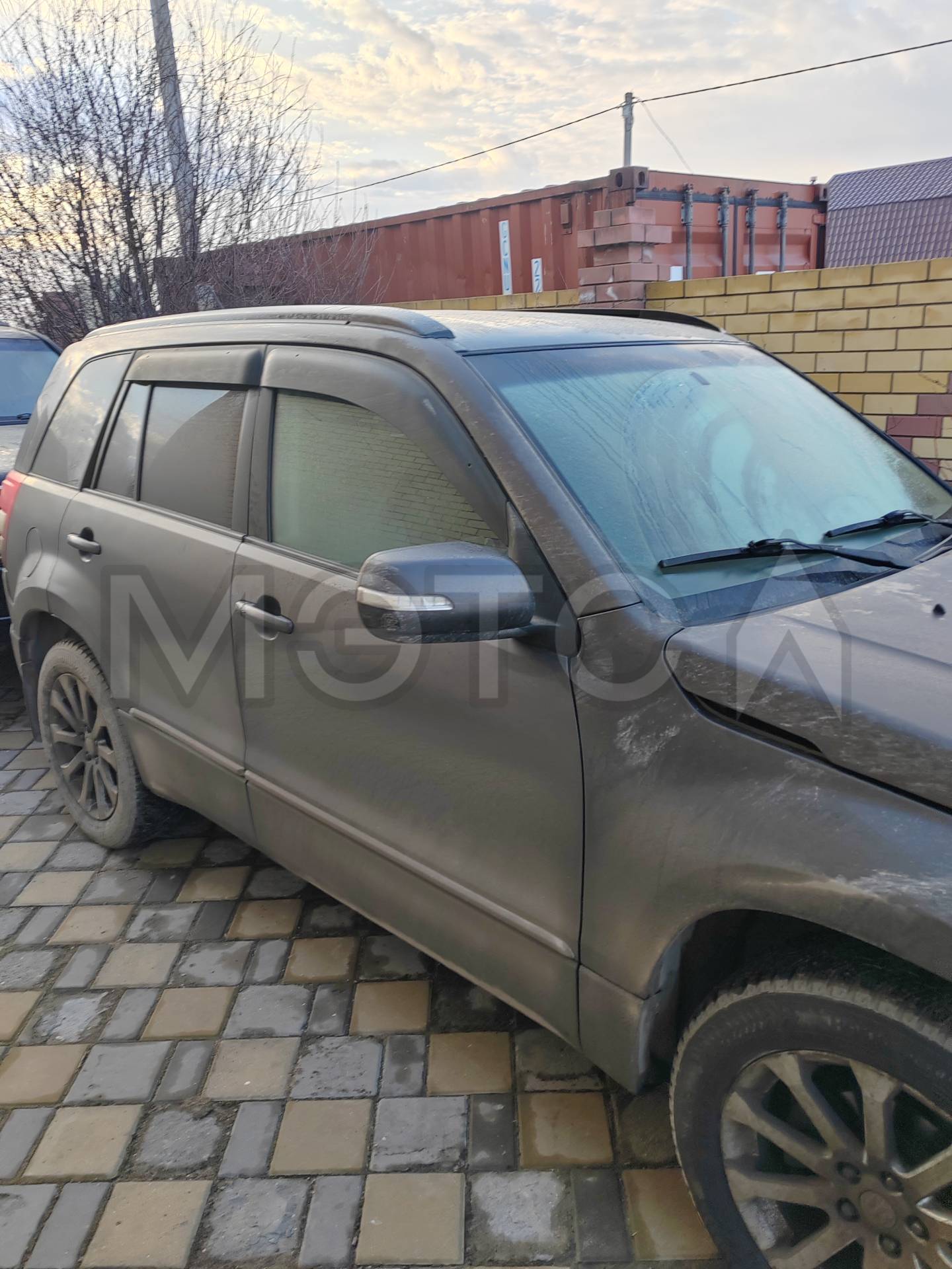 Автомобиль легковой СУДЗУКИ GRAND VITARA, VIN JSAJTDA4V00276881.
По факту осмотра имущества, выявлено следующее:
- Сведения о наличии и местонахождении документов (ПТС/ПСМ): находятся в автомобиле.
- Наличие внешних повреждений и дефектов: Левое переднее крыло с множественными замятиями и царапинами. Передний бампер поломан и заклеен скотчем. Сломан корпус зеркала заднего вида с водительской стороны и разбит повторитель. Отсутствует пластиковый чехол на запасном колесе. Разбит правый задний фона