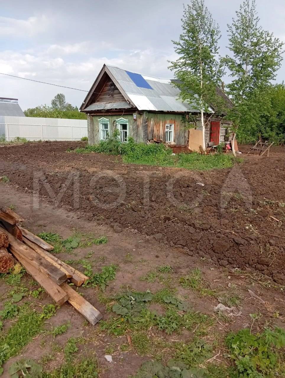 Жилой дом, кадастровый номер 73:16:060703:127, общей площадью 25,7 кв. м, и земельный участок, кадастровый номер 73:16:060703:70, общей площадью 2 100 кв. м ( 9,17 кв. м), разрешенное использование — для личного подсобного хозяйства, расположенные по адресу: Российская Федерация, Ульяновская область, м.о. Старомайнский, с. Прибрежное, ул. Садовая, д. 21
Порядок ознакомления с имуществом должника:
С имуществом по лоту № 1 можно ознакомиться по адресу Ульяновская область, м.о. Старомайнский, с. Пр
