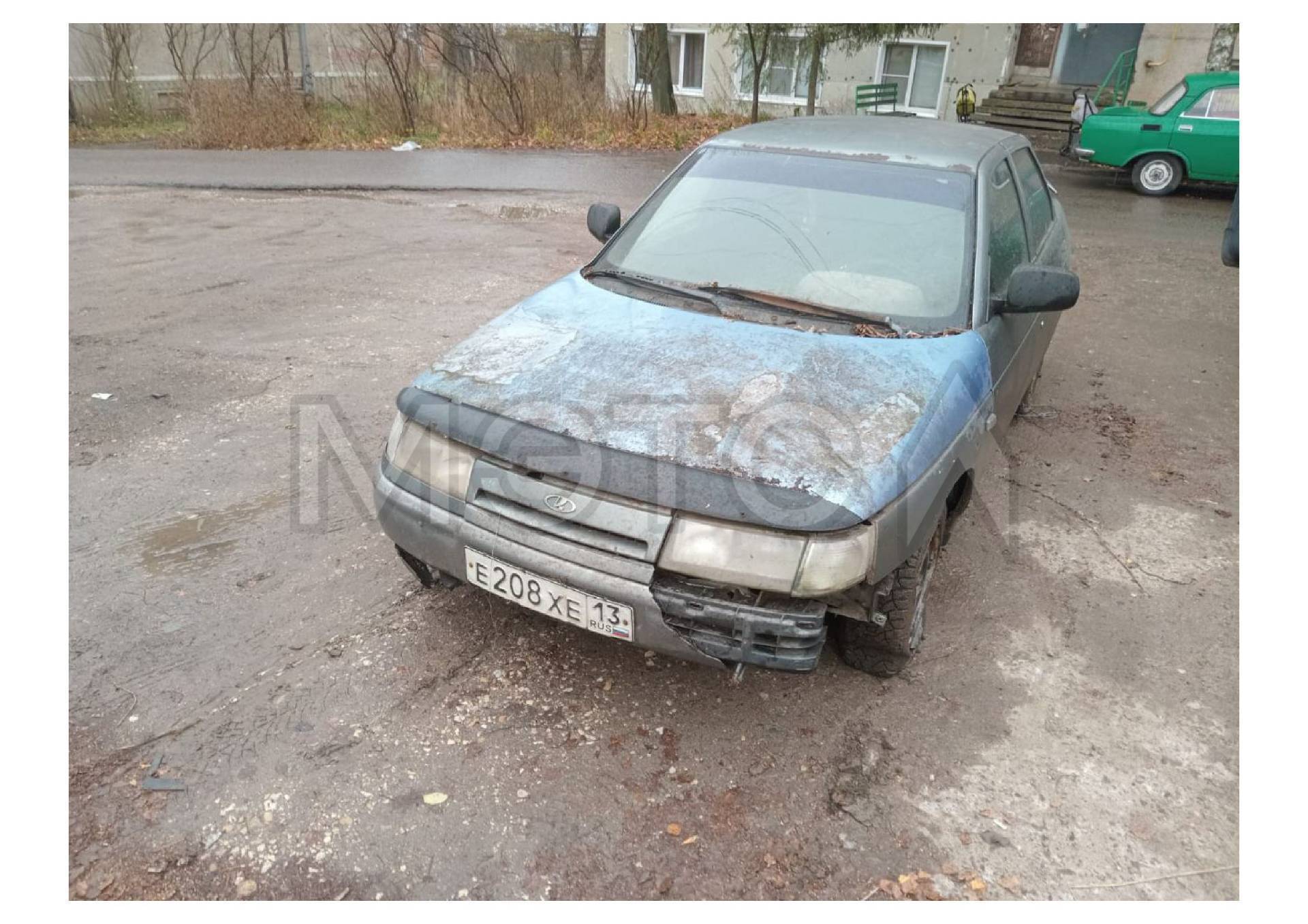 Легковой автомобиль, марка: ВАЗ, модель: 21104, год изготовления: 2005, цвет: средний серо-зеленый мет., VIN: XTA21104050836597, ПТС: 63КУ900758, г/н: Е208ХЕ13, тип двигателя: бензиновый, мощность двигателя, л. с. (кВт): 89,06 (65.5), рабочий объем двигателя, куб. см: 1596, разрешенная максимальная масса 1515 кг, масса без нагрузки 1040 кг.
Обращаю внимание, что у автомобиля задний бампер справа с вмятиной, все колеса спущены, бампер с левой стороны разбит, капот голубого цвета, ржавый. Транспор