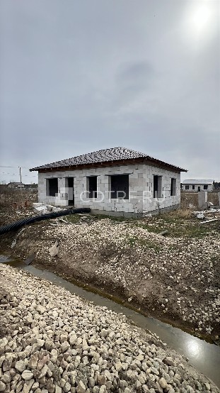 -Земельный участок, площадью 1 272 +/- 12 кв.м., категория земель: Земли населенных пунктов, разрешенное использование: индивидуальные жилые дома с придомовыми земельными участками, расположенный по адресу: Российская Федерация, Ленинградская область, муниципальный район Тосненский, городское поселение Фёдоровское, деревня Аннолово, улица Людмилинская, земельный участок 124, с кадастровым номером: 47:26:0108001:12328;
- Объект незавершенного строительства, Проектируемое назначение: данные отсутс